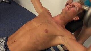 Dua pria mengencangkan otot mereka dalam film porno gay - Bokep.Sex